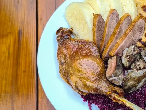 Oberačkový tanier s husacím a kačacím mäsom a prílohami pre 2 osoby