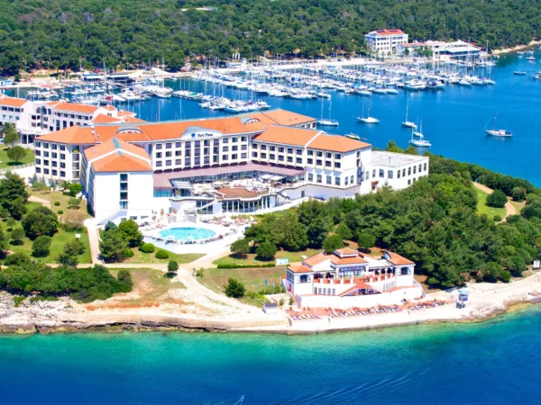 Istria: 4* hotel v Pule hneď pri pláži, raňajky alebo polpenzia, bazény aj animačný program