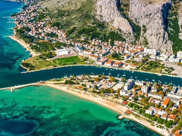 Chorvátsky Omiš: krásny hotel na kopci s výhľadom na rieku aj more, raňajky aj plná penzia a privátna vírivka