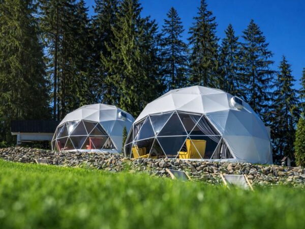 Mountain Glamp s výhľadom na poľskú stranu Tatier, privátnou vírivkou a raňajkami doručenými ku dverám