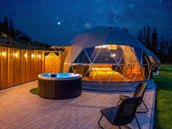 Diamond Glamp s privátnou vírivkou a raňajkami doručenými ku dverám