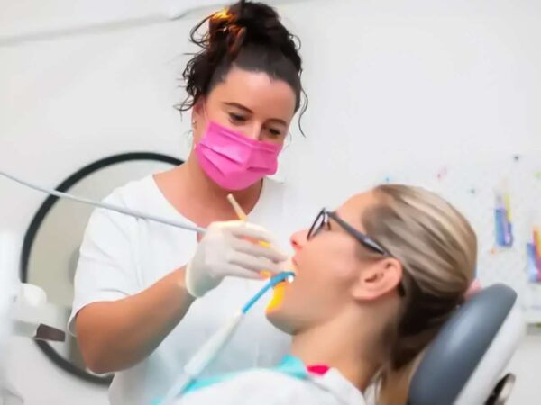 Dentálna hygiena s pieskovaním a bielenie zubov v Ariandent