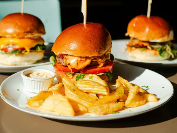 3 druhy lahodného burger menu: Bacon Jam Burger, Cheese Burger alebo Burger špeciál