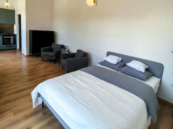 Moderný apartmán pre dvoch v Piešťanoch: kuchyňa, práčka aj balkón