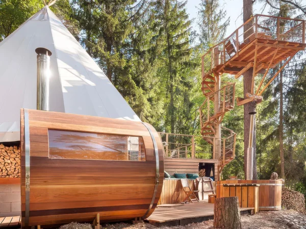 Relax v Posázaví: luxusné teepee so saunou, kúpacou kaďou aj možnosťou raňajok