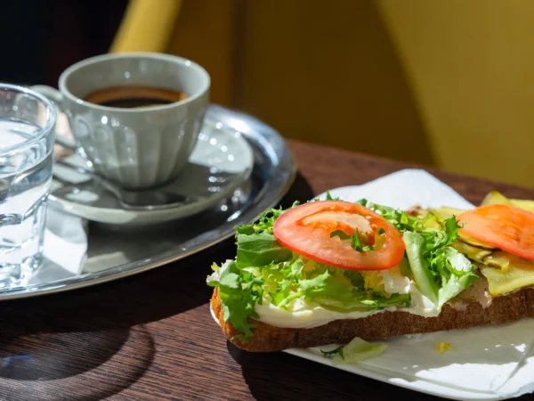 Raňajkový koláč, torta s kávou či syrová alebo údeninová misa s nápojom