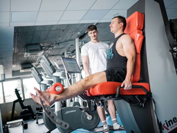Inteligentný pohyb – funkčný tréning na KINEO Multistation v rehabilitačnej Klinike ReFit
