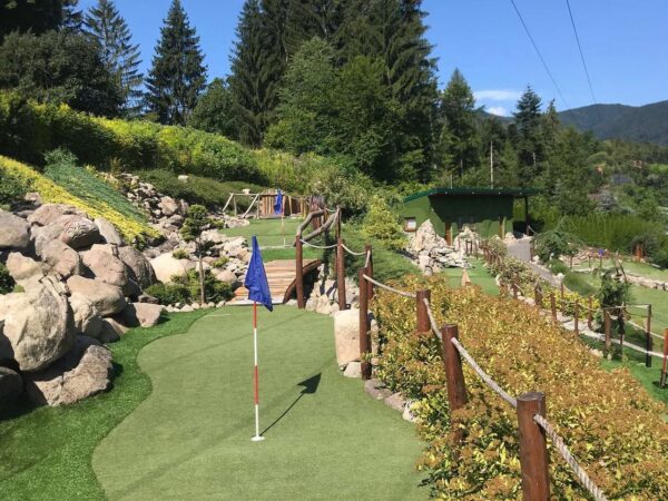 Minigolf na 27-jamkovom golfovom ihrisku Rezortu Villa 27 plnom zábavných atrakcií aj možností na oddych