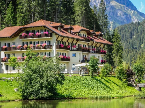 Alpský hotel v Dolomitoch s polpenziou až pre 7 osôb: v lete turistická karta, v zime skibus