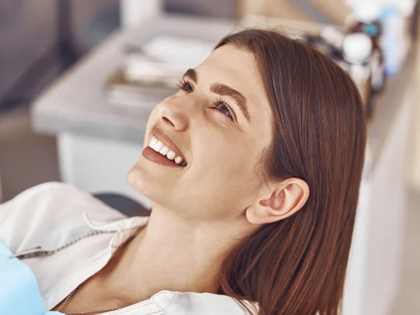 Bielenie zubov Purewhitening: kombinovaná procedúra v ambulancii aj doma