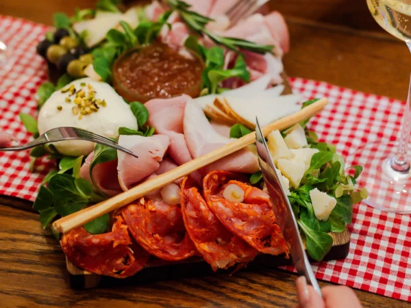 Talianske špeciality podávané s vínom: Syry, antipasti, nakladaná zelenina aj mäsové dobroty