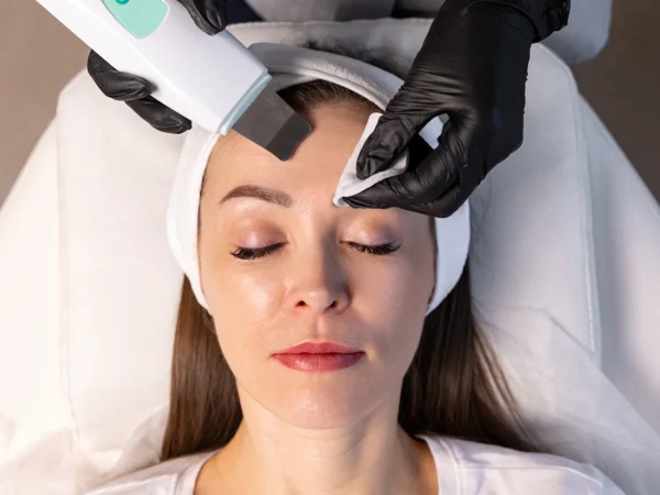 Kozmetické ošetrenia pre čistú a žiarivú pleť: čistenie, biorevitalizácia, masáž či exozómy