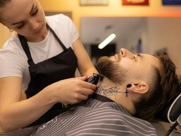 Pánsky strih a/alebo úprava brady s hot towel a depiláciou nosa a uší