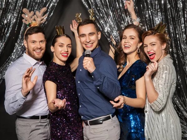 Zábavné fotky z každej párty! Prenájom fotobúdky s neobmedzenou tlačou a rekvizitami