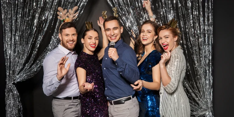 Zábavné fotky z každej párty! Prenájom fotobúdky s neobmedzenou tlačou a rekvizitami