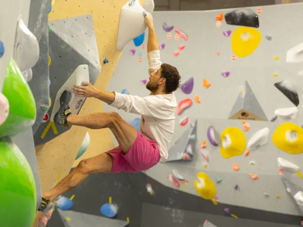 Lezenie na boulderovej stene Block Dock Petržalka: neobmedzený vstup alebo kurz s inštruktorom