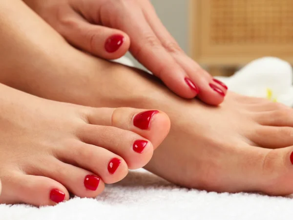 Mokrá alebo SPA pedikúra s vodným kúpeľom či gél lakom