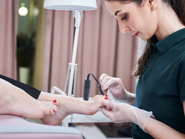 Pedikúra: suchá, mokrá, s masážou chodidiel či s gél lakom