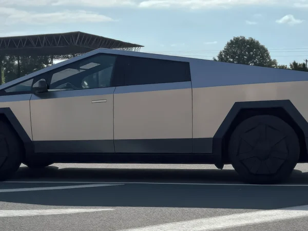 Tesla Cybertruck: jazda na okruhu v Hradci Králové, 1-3 kolá