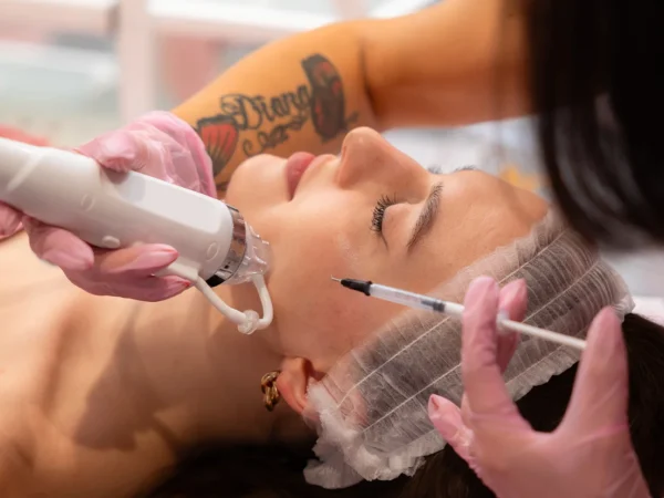 Čistenie pleti hydradermabráziou alebo mikroihličková rádiofrekvencia na omládenie