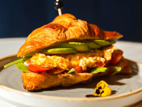 Raňajky pre dvoch v BENZE: párky, plnený croissant, omeleta, šunkovo-syrový tanier a iné