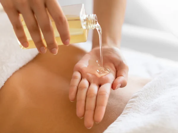 Thajská olejová masáž s aromatickými bio olejmi: Doprajte si 30 alebo 60 min. hlbokého uvoľnenia