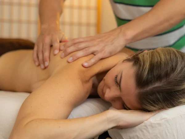 Klasická masáž chrbta 30 minút alebo celotelová masáž 60 minút