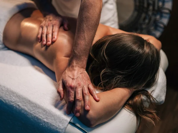 Klasická, relaxačná, reflexná masáž alebo masáž lávovými kameňmi
