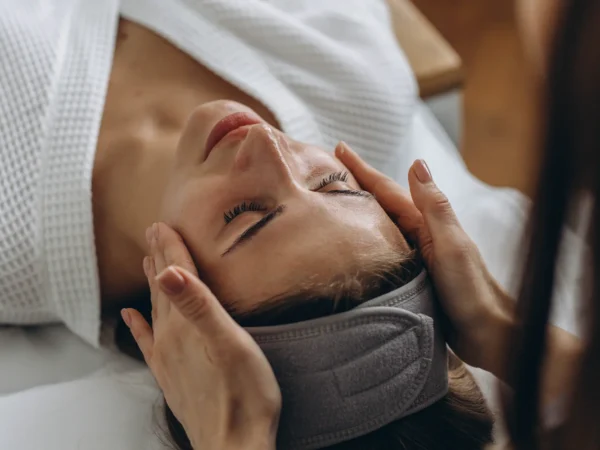 Kozmetické ošetrenia pre čistú a zamatovo hebkú pleť: Čistá krása a Zamatový rituál