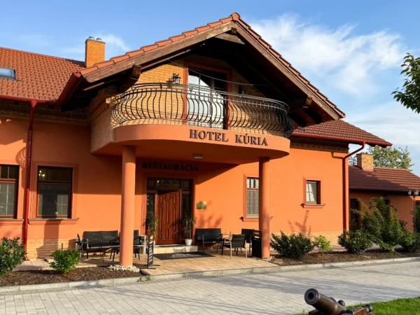 Historická kúria na skok od Slnečných jazier s možnosťou polpenzie a privátneho wellness