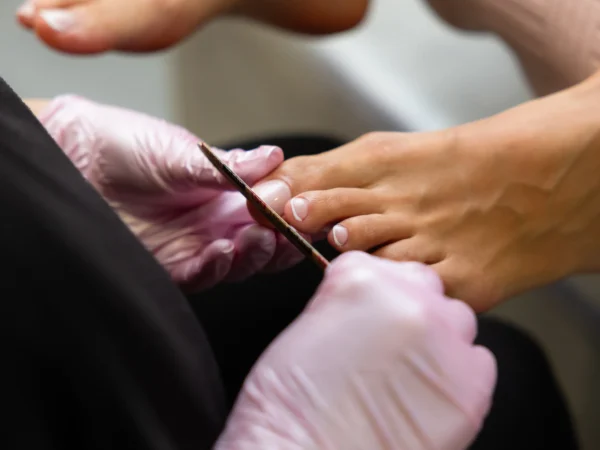 Starostlivosť o nohy: suchá, medicinálna, kombinovaná mokrá aj wellness pedikúra