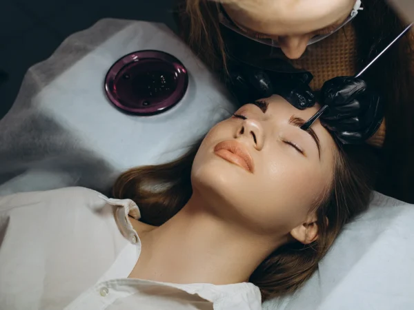 Pre krásny pohľad: laminácia obočia alebo lash lift mihalníc