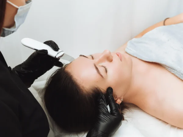 Kozmetické ošetrenia: dermaplaning pre hladkú a sviežu pleť a mezoterapia