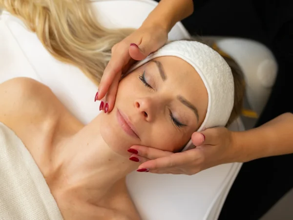 Laminácia obočia, chemický peeling, hĺbkové čistenie, RxCarboxy terapia aj ošetrenie pleti na mieru