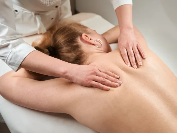 Klasická alebo relaxačná masáž, lávové kamene či masáž chodidiel
