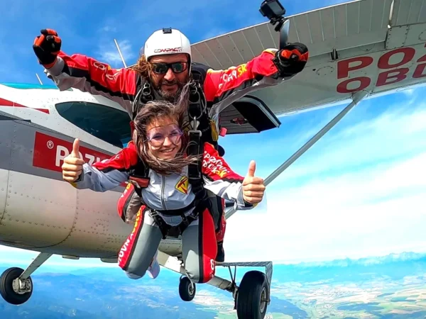 Tandemový zoskok z lietadla z výšky 3 000 metrov