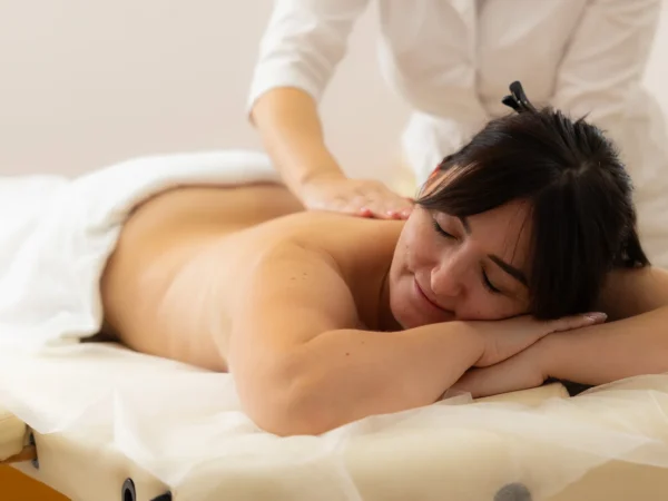 Anticelulitídna, lymfodrenážna či relaxačná masáž aj tejpovanie