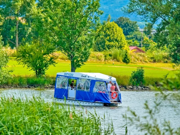 Okružná plavba po Váhu, romantika pre dvoch aj vyhliadková plavba pre 12 osôb