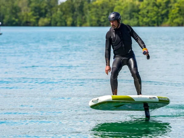 Naučte sa jazdiť na eFoil surfe a lietajte nad hladinou! Kurz pre začiatočníkov aj pokročilých