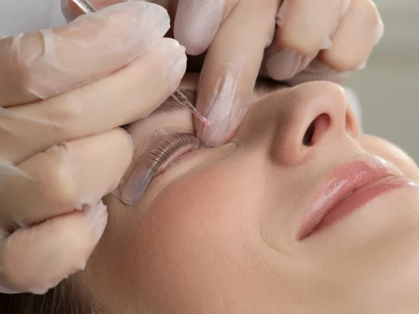 Lash lifting mihalníc alebo laminácia obočia v novootvorenom salóne