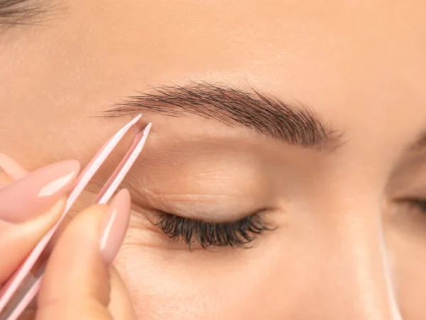 Lash lifting mihalníc alebo laminácia obočia v novootvorenom salóne