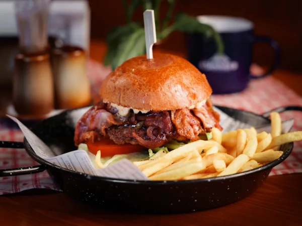Pečená bravčová krkovička alebo burger s hovädzím či kuracím mäsom a hranolčekmi