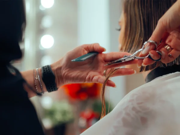 Kompletný strih, farbenie, mikromelír, ombré, balayage alebo vrkoče s kanekalonom