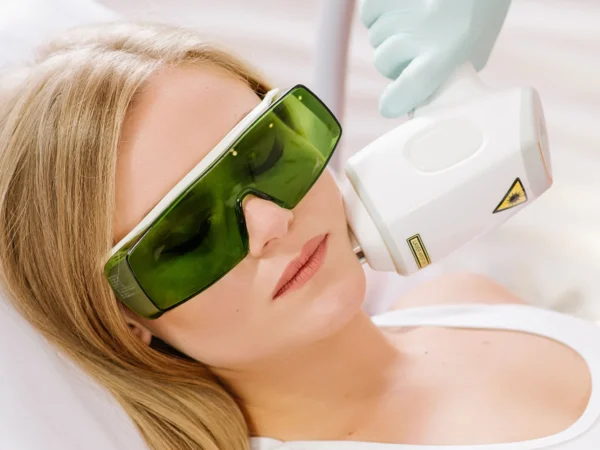 Medicínska epilácia chĺpkov diódovým laserom – nohy, bikiny, pazuchy a i.