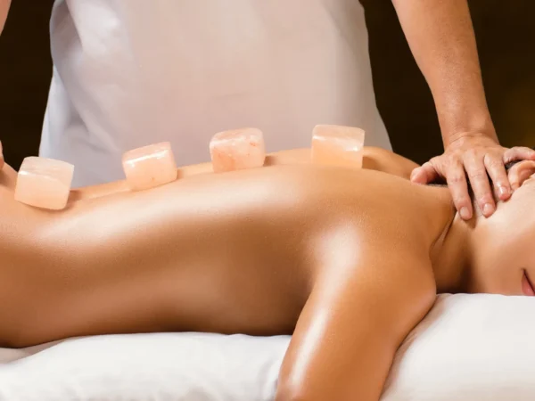 Klasická, relaxačná alebo medová masáž, bankovanie či masáž soľnými kameňmi