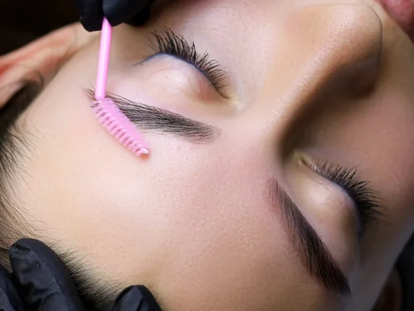 Úprava či laminácia obočia, lash liftig, permanentný make-up obočia alebo pier