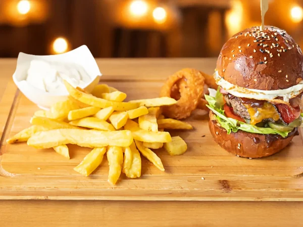 2x Burger menu s hranolčekmi a cibuľovými krúžkami, 7 druhov na výber
