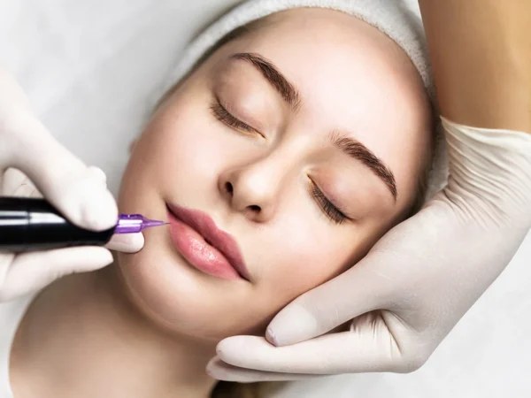 Permanentný make-up: mikropigmentácia pier alebo microblading obočia