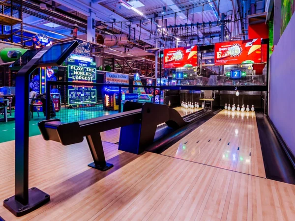 Zábava vo FUN GAME: Interaktívny DuckPin bowling pre 1 až 4 osoby, aj v kombinácii s virtuálnou realitou