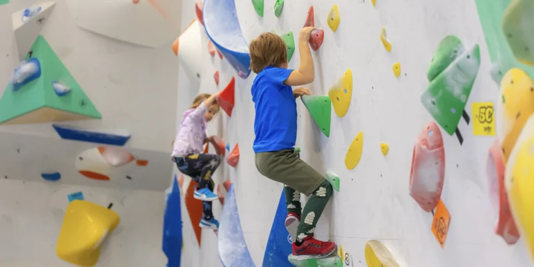 Neobmedzené vstupy na najväčšiu lezeckú stenu Spot Climbing Gym